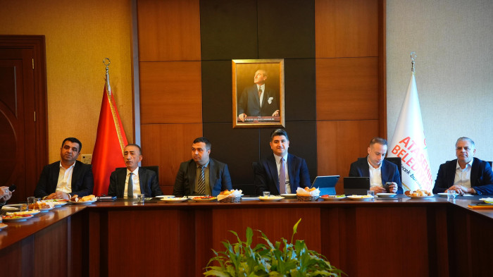 Ataşehir Belediye Başkanı Onursal Adıgüzel, Muhtarlarla bir araya geldi.